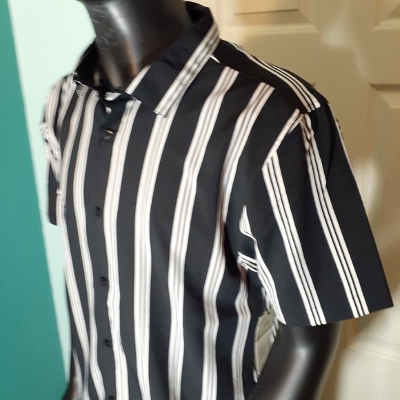 BNWT Geometrix Vertical striped casual button down - Picture 3 of 5